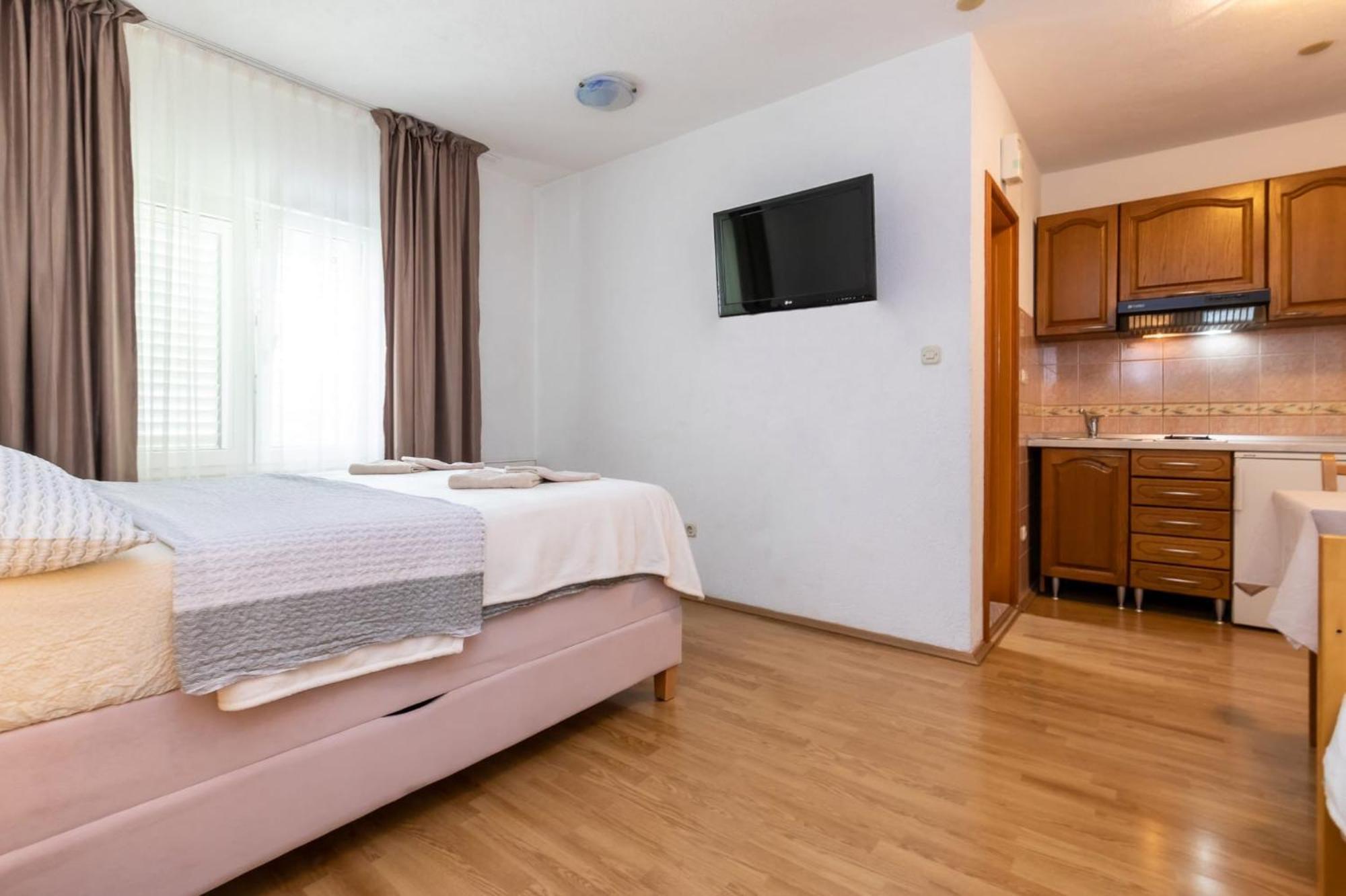 Apartments Dino Каштела Екстер'єр фото